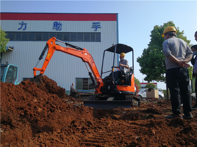 Mini excavator oil tank cleaning